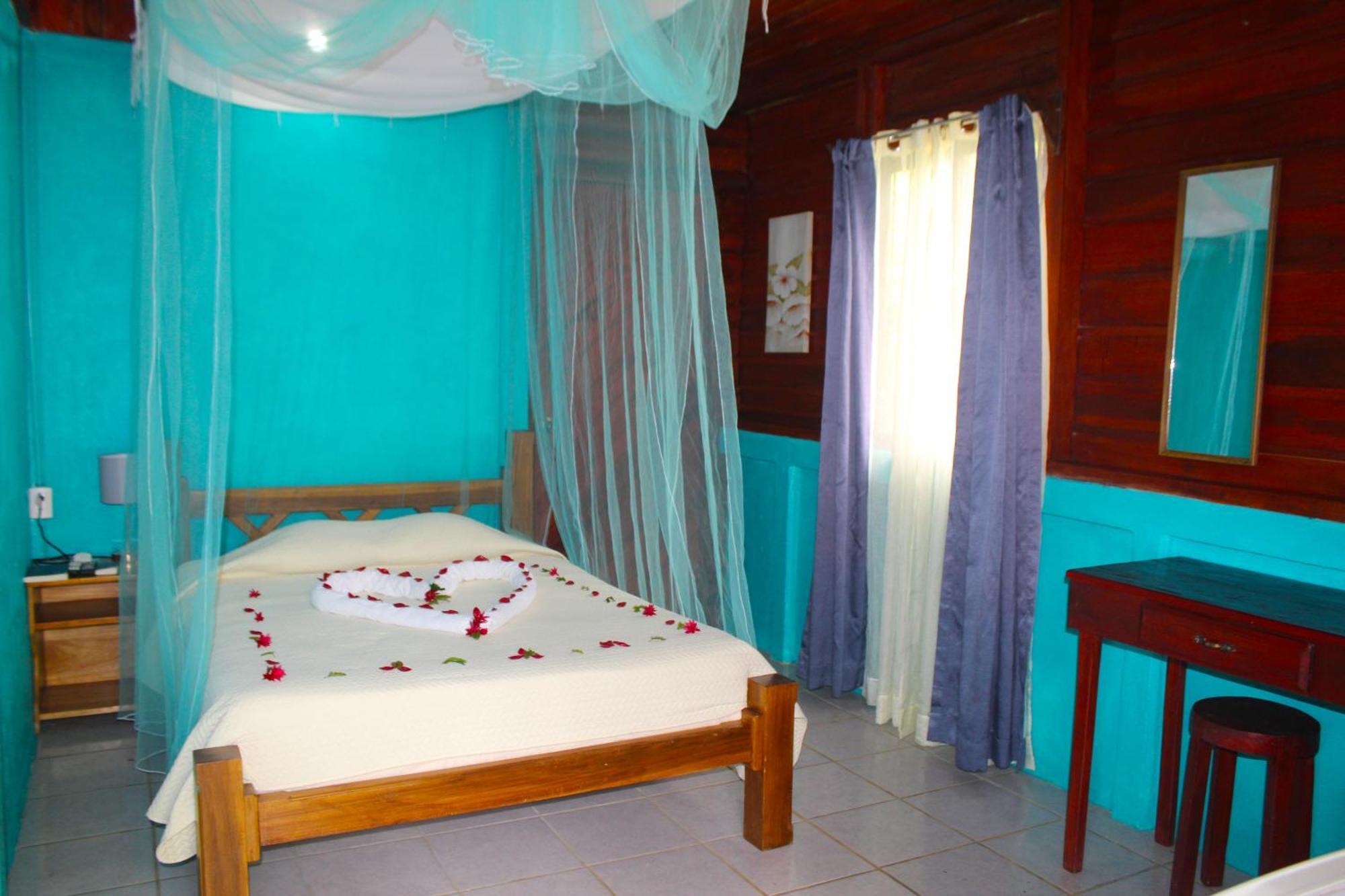 Bed and Breakfast Cabinas Rio Celeste La Amistad Exterior foto