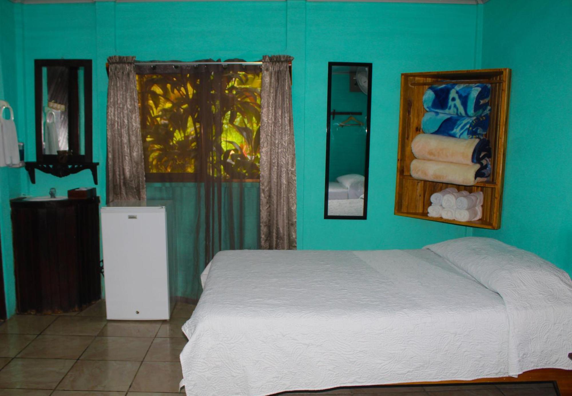 Bed and Breakfast Cabinas Rio Celeste La Amistad Exterior foto